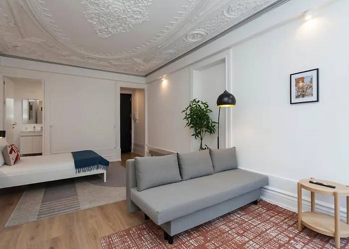 Your Base Art District Apartment *